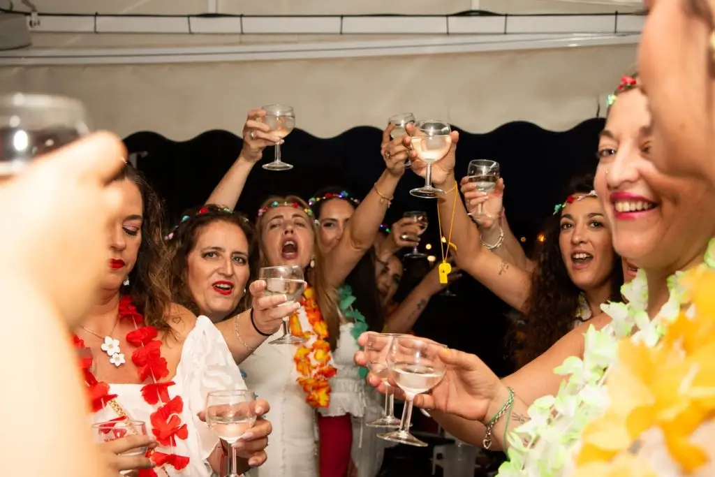 despedida de soltero y soltera en barco en sevilla
