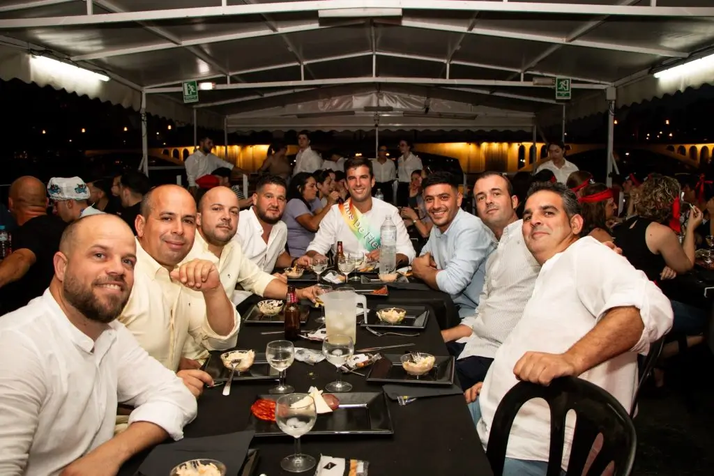 despedida de soltero y soltera en barco en sevilla