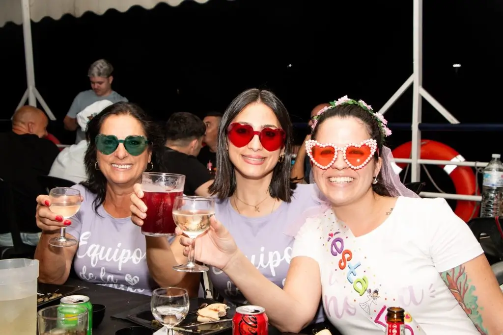 despedida de soltero y soltera en barco en sevilla