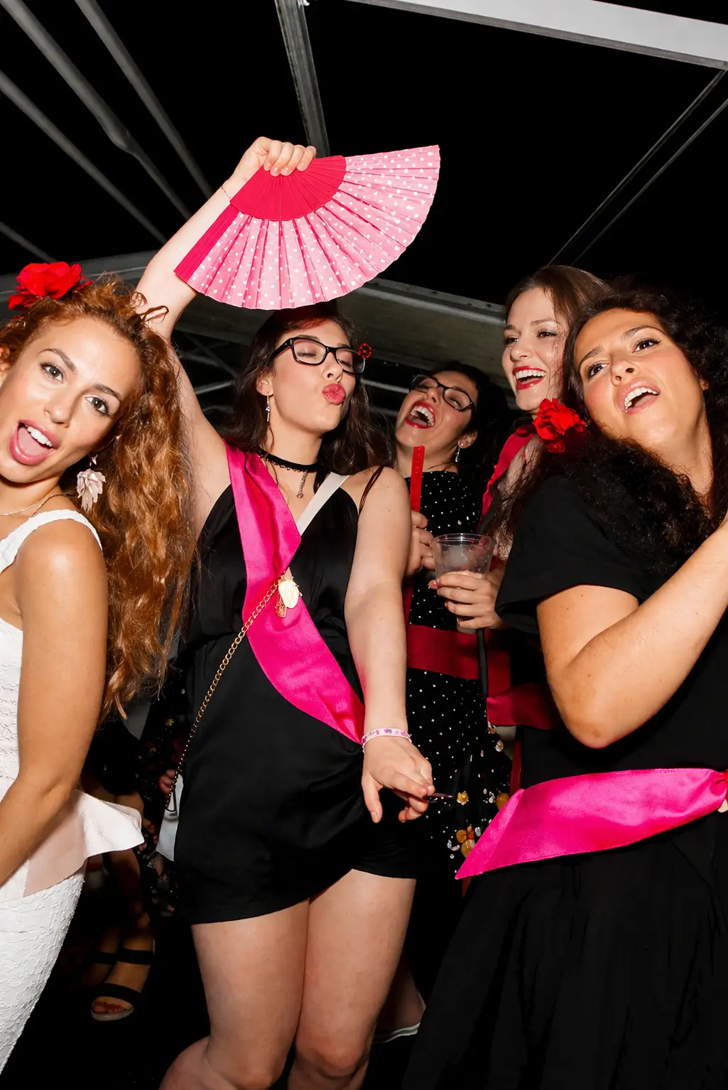 Grupo de chicas celebrando una despedida en barco por Sevilla